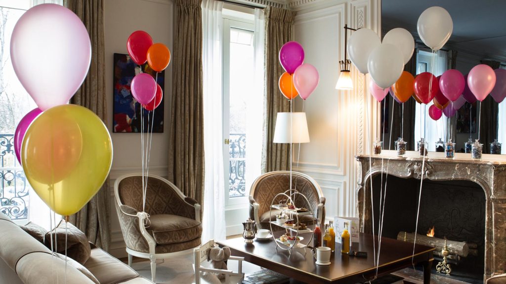 hôtellerie de luxe : salon d'une suite qui est personnalisé avec des ballon