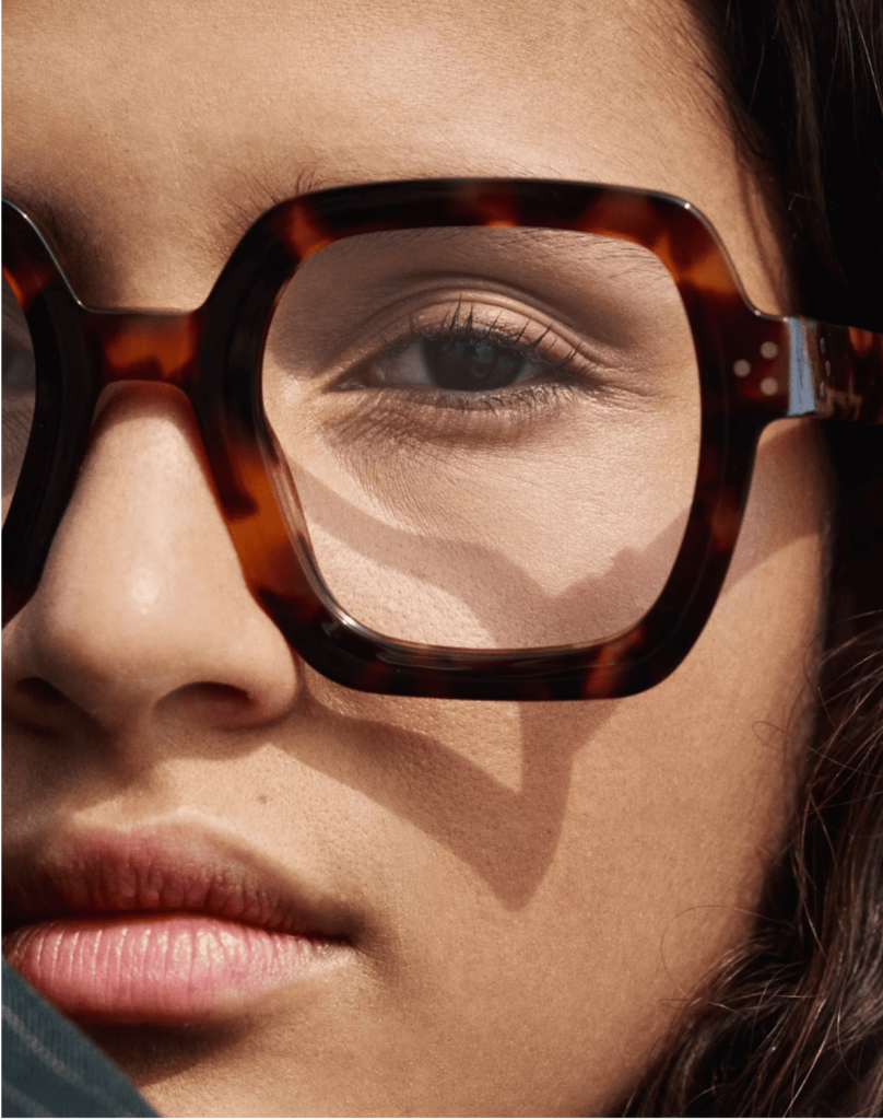 femme avec des lunettes Gialia Orama