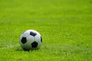 Jouer au football
