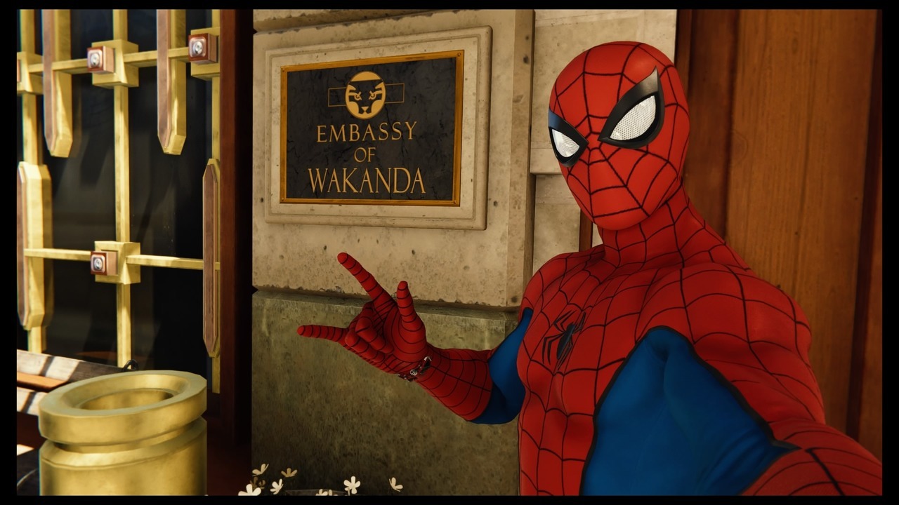 Spider Man se prenant en Photo devant la plaque du Wakanda
