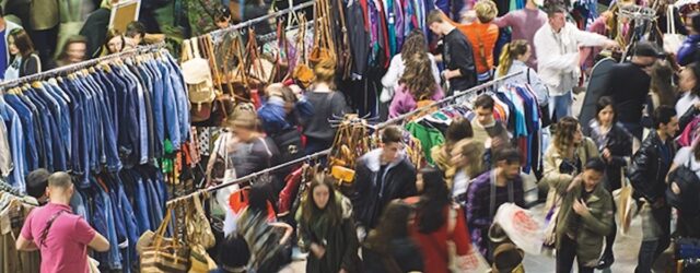 Stands de vêtements au marché de la mode vintage