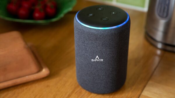 Zoom sur l'enceinte connectée intelligente Mid Saphyr dans une cuisine
