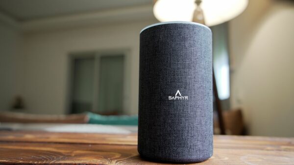 Enceinte connectée intelligente Mid Saphyr dans un salon