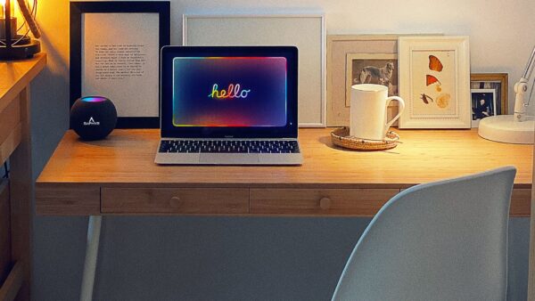 Mini enceinte intelligente Micro Saphyr sur un bureau