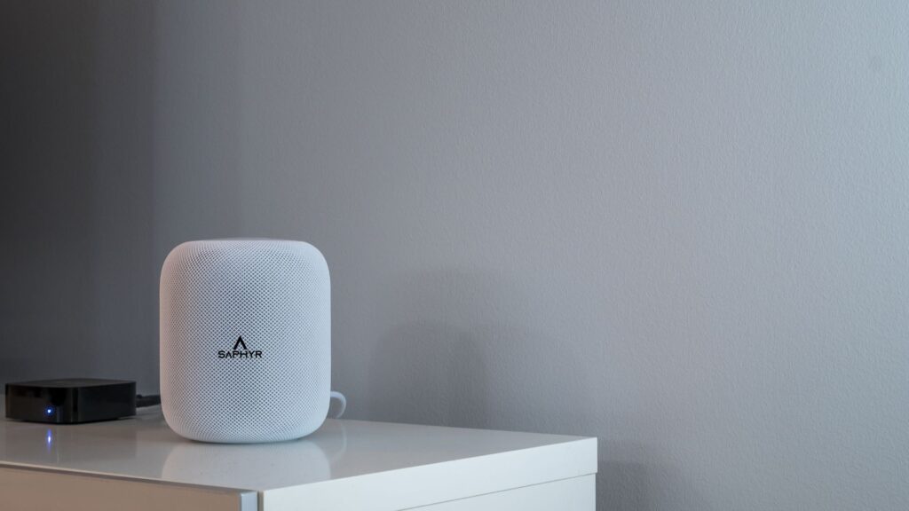 Enceintes connectées avec intelligence artificielle Ultra Saphyr sur un meuble