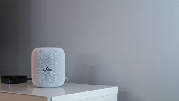 Enceintes connectées avec intelligence artificielle Ultra Saphyr sur un meuble